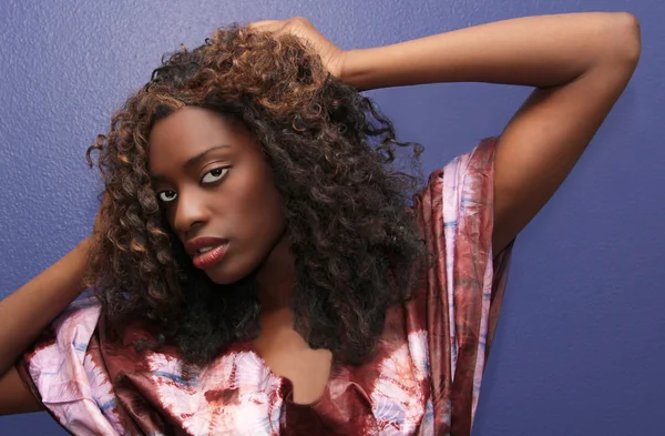 野生の髪とエキゾチックな黒人女性. — ストック写真