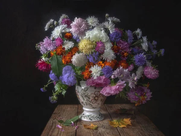 Stilleven Met Prachtig Boeket Tuinbloemen — Stockfoto