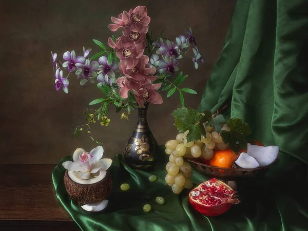 Csendélet Egzotikus Virágokkal Gyümölcsökkel — Stock Fotó