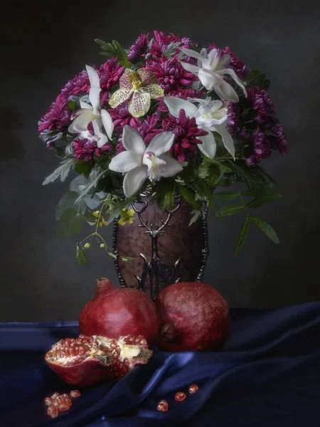 Natura Morta Con Melograni Bouquet Fiori — Foto Stock