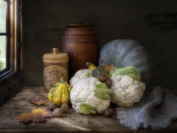 Stillleben Mit Gemüse Und Walnüssen — Stockfoto