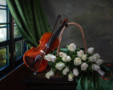 Keman ve güllerle dolu sakin bir hayat