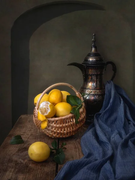 Натюрморт Лимонами Медным Кувшином — стоковое фото