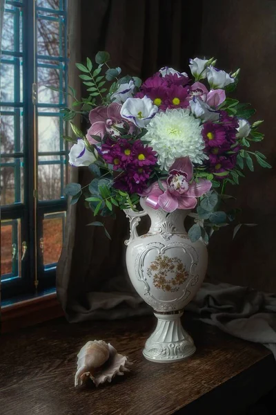 Nature Morte Avec Bouquet Luxueux Dans Vase Antique — Photo