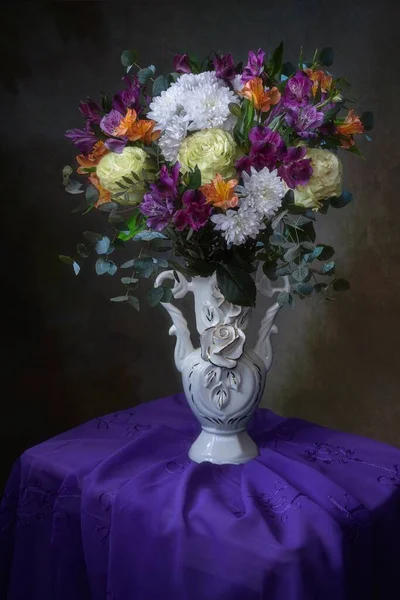 Nature Morte Avec Bouquet Luxueux Dans Vase Antique — Photo