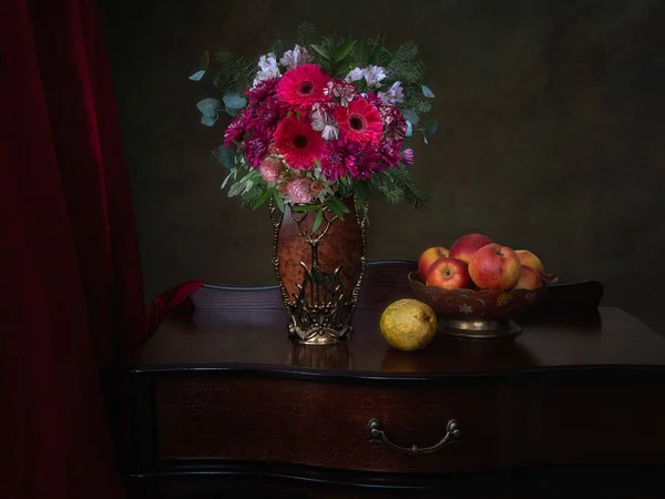 Natura Morta Con Lussuoso Bouquet Fiori Frutta — Foto Stock