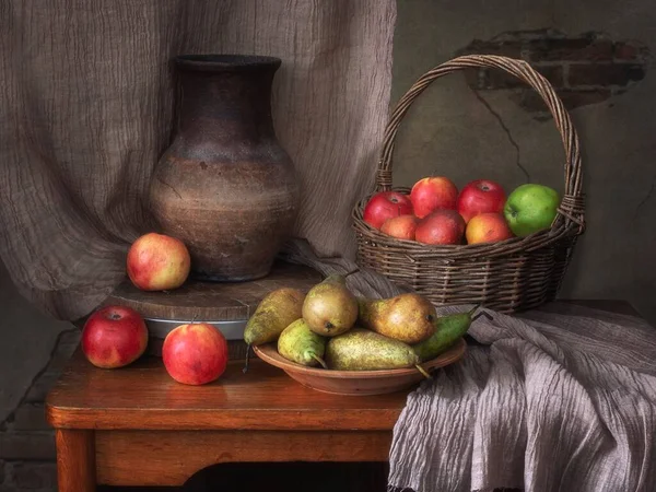 Stillleben Mit Äpfeln Und Birnen — Stockfoto