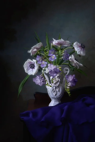 Natura Morta Con Bouquet Anemoni Fresia — Foto Stock