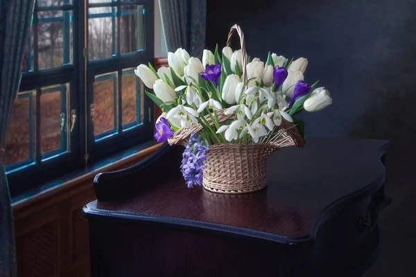Όμορφο Καλάθι Ανοιξιάτικα Λουλούδια Royalty Free Φωτογραφίες Αρχείου