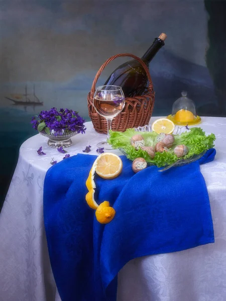 Nature Morte Avec Escargot Fleurs Violettes Images De Stock Libres De Droits