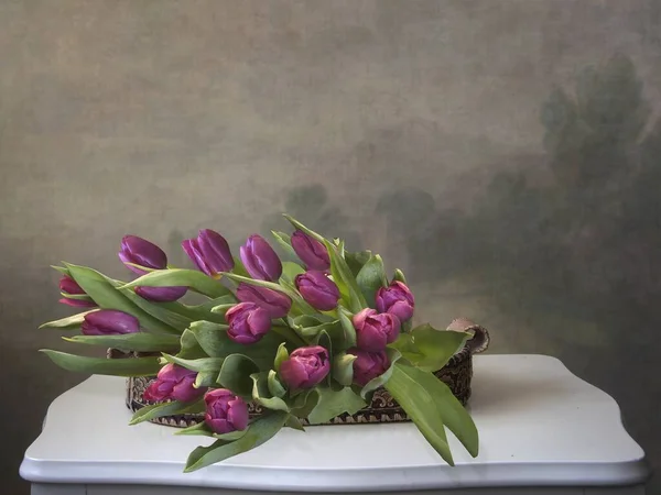 Stilleven Met Boeket Paarse Tulpen Rechtenvrije Stockfoto's