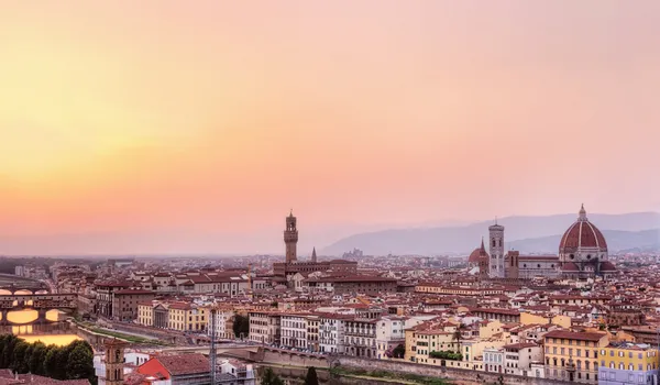 Florence city view a rózsaszín este napfényben — Stock Fotó