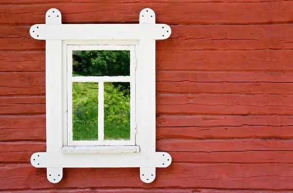 Dekorativní bílé okno na staré zdi statku ve Skandinávii — Stock fotografie