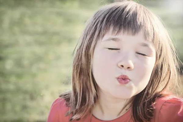 Menina dando um beijo de ar — Fotografia de Stock