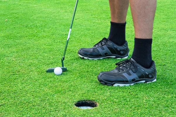 Manliga golfspelare att sätta på green — Stockfoto