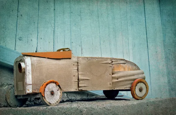 Старый деревянный игрушечный автомобиль — стоковое фото