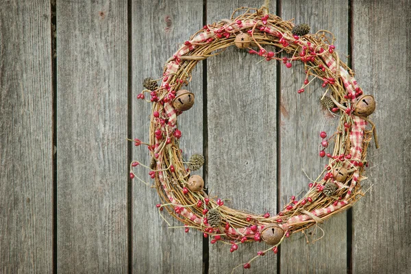 木制背景上的圣诞花环 — 图库照片