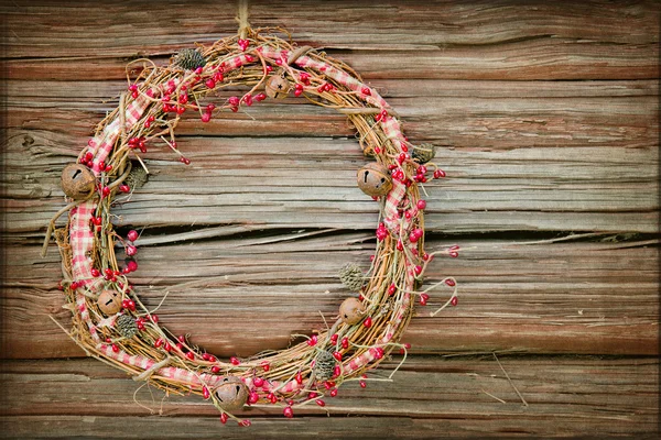 Red Christmas wreath on a wooden background — Stock Photo, Image