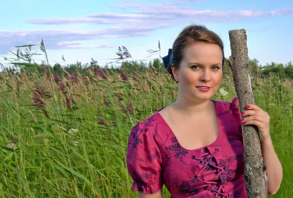 Elegante junge Frau — Stockfoto