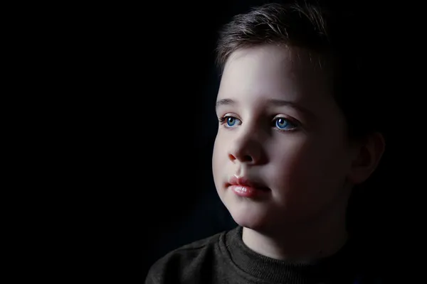 Nachdenklicher kleiner Junge in einem zurückhaltenden Porträt — Stockfoto