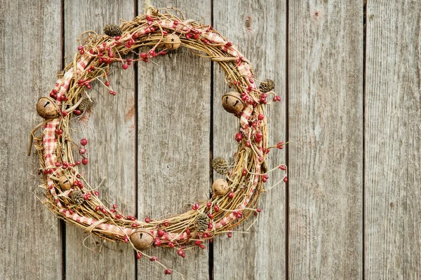 Tahta bir arka planda Noel çelengi — Stok fotoğraf