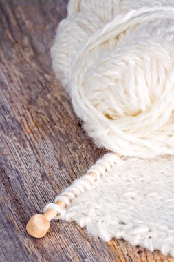 örgü rustik ahşap arka plan üzerinde beyaz