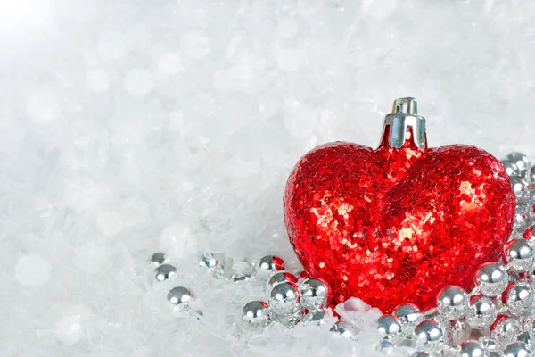 Brillante cuore letto con fiocchi di neve e perline d'argento — Foto Stock