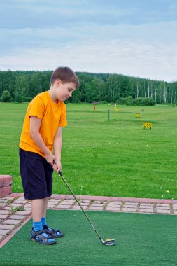 Yaz aylarında Golf oynayan çocuk