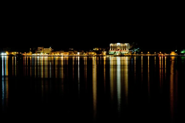 Ночной вид на город на озере Комо-Белладжио — стоковое фото