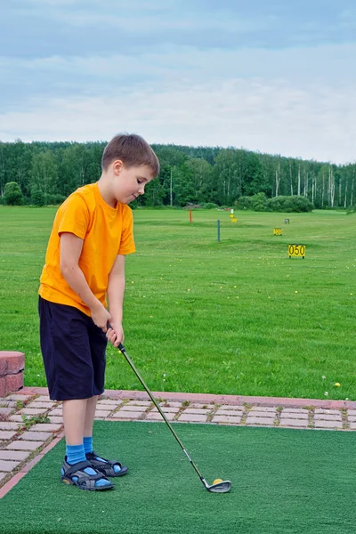 Boy playing golf in the summer — Stock Photo, Image