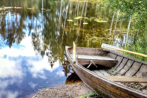 Old wooden rowing boat — Stock Photo, Image