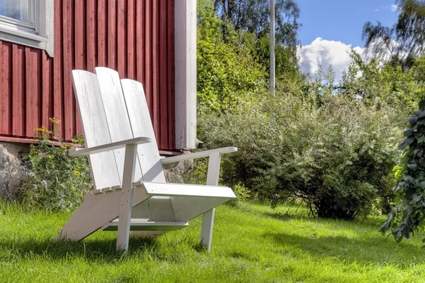 White lawn chair in summer garden — Stock Photo, Image