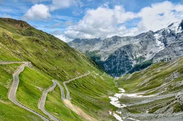 Estrada serpentina em Alpes — Fotografia de Stock