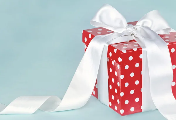 Doğum günü hediye kutusu beyaz fiyonklu — Stok fotoğraf