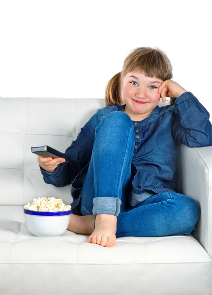 Menina vestida de ganga azul assistindo TV — Fotografia de Stock