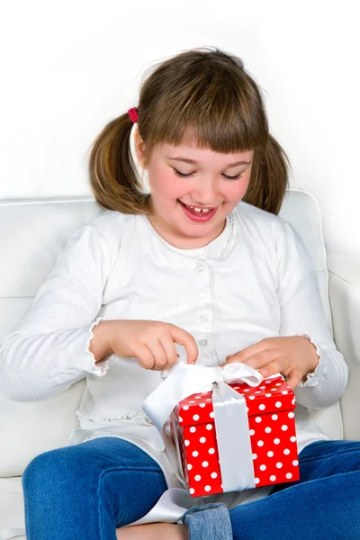 Smiling cute girl opening a gift box — Stock Photo, Image