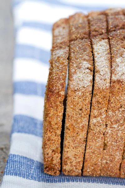 Scheiben dunkles Bio-Roggenbrot — Stockfoto