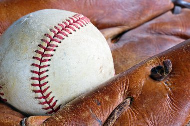 eski beyzbol eldiveni ve topu