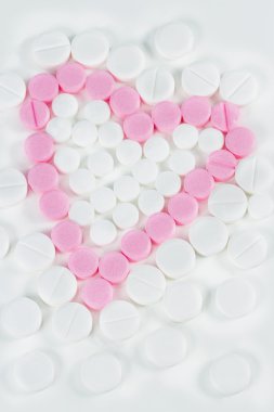 Tıp hapları gibi bir kalp şeklinde