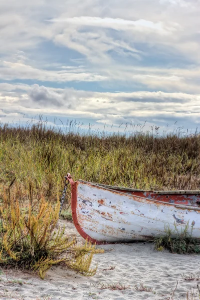 Ржавая старая лодка на пляже — стоковое фото