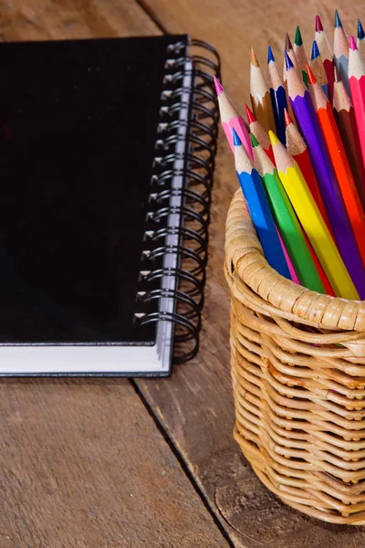 Notebook en kleur potloden — Stockfoto