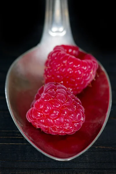 Himbeeren auf einem alten Löffel — Stockfoto