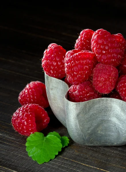 Himbeeren in einem Metallbecher — Stockfoto