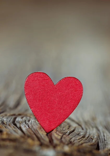 Corazón rojo madera sobre fondo rústico — Foto de Stock
