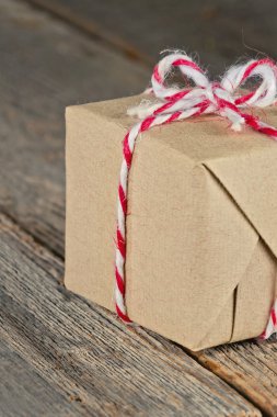 dizelerle kahverengi kağıt paket bağladı