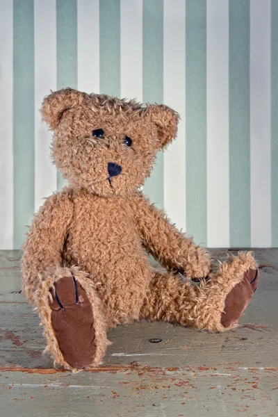 Alter Vintage-Teddybär auf grünem Holzgrund — Stockfoto