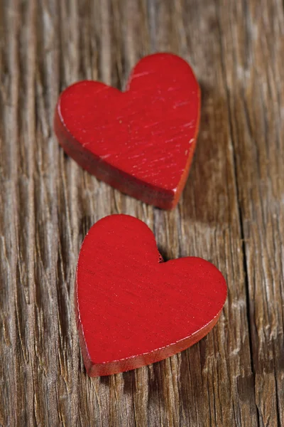 Rote Herzen auf hölzernem Hintergrund — Stockfoto