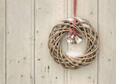 kırmızı kurdele ve altın çan ile Noel çelenk