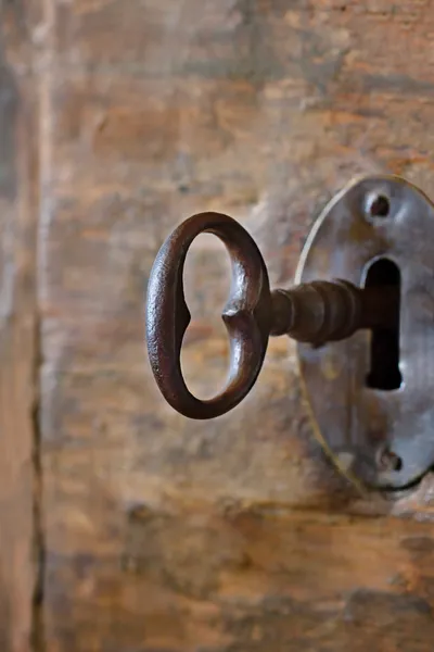 Eski bir anahtar deliği ile anahtar closeup — Stok fotoğraf