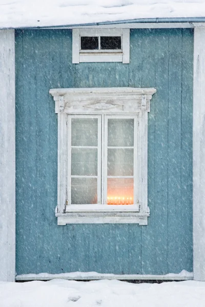 Oude houten huis buitenkant in sneeuwval — Stockfoto